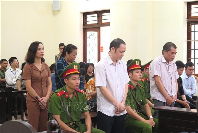 Các bị cáo trong vụ án gian lận điểm thi THPT Quốc gia năm 2018 tại Hà Giang trước giờ tuyên án. Ảnh tư liệu: TTXVN