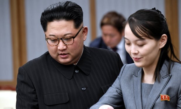 Bà Kim Yo-jong cùng anh trai Kim Jong-un tại cuộc gặp với Tổng thống Hàn Quốc Moon Jae-in ở khu phi quân sự năm 2018. Ảnh: Reuters