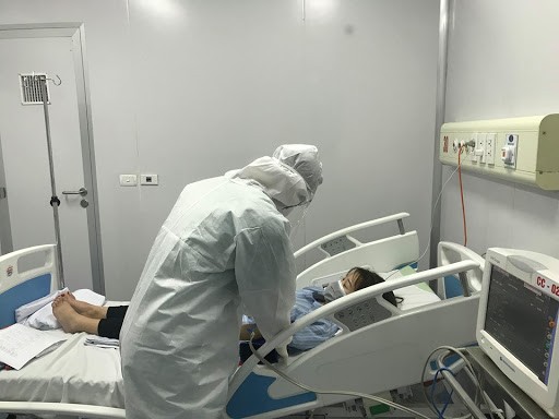 Điều trị cho bệnh nhân mắc Covid-19 tại Bệnh viện Nhiệt đới T.Ư. Ảnh: mattran.org.vn