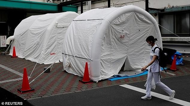 Một bác sĩ đi ngang qua lều xét nghiệm virus corona tại bệnh viện ở Tokyo. Ảnh: Reuters
