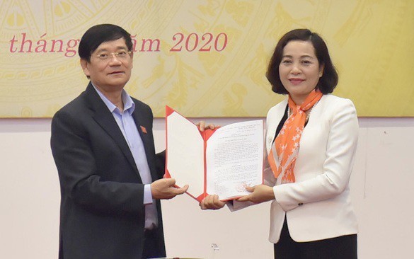 Ông Trần Văn Túy trao quyết định và chúc mừng bà Nguyễn Thị Thanh.