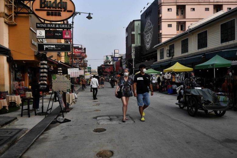 Khách du lịch trên đường Khao San yên tĩnh khác thường ở Bangkok vào ngày 17/3/2020. Ảnh: AFP