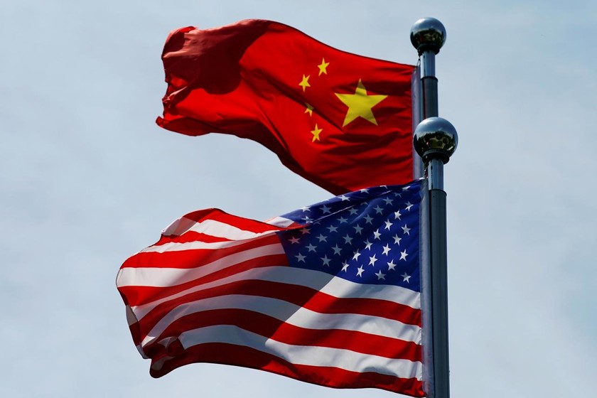 Cờ Trung Quốc và Hoa Kỳ tung bay gần Bund, trước khi phái đoàn thương mại Hoa Kỳ gặp gỡ các đối tác Trung Quốc để đàm phán tại Thượng Hải, Trung Quốc ngày 30/7/2019.  Ảnh: Reuters 