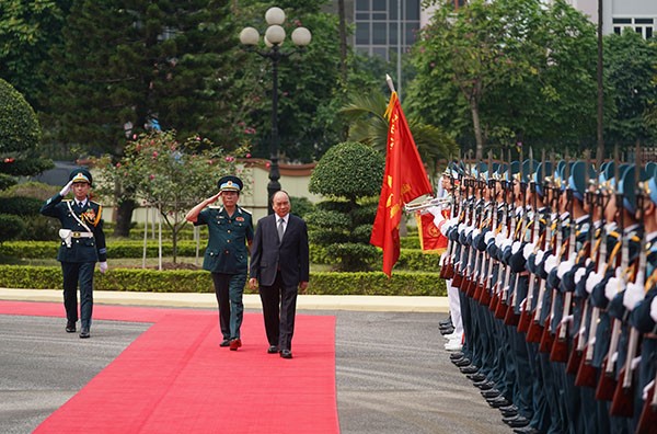 Thủ tướng duyệt đội danh dự Quân chủng Phòng không-Không quân. Ảnh: VGP/Quang Hiếu