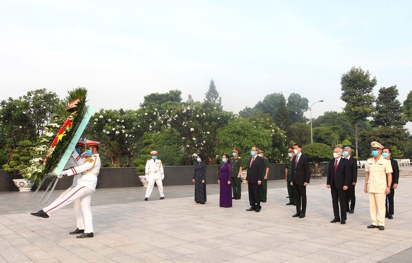Ông Nguyễn Thiện Nhân cùng đoàn đại biểu Thành phố và Quân đoàn 4 viếng, đặt vòng hoa tại Nghĩa trang Liệt sĩ TP. Ảnh: Thanh Vũ/TTXVN