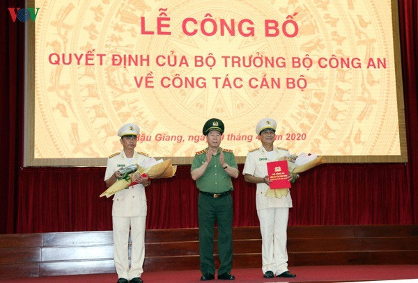Thượng tá Huỳnh Việt Hòa (ngoài cùng bên phải) được bổ nhiệm làm Giám đốc Công an tỉnh Hậu Giang.