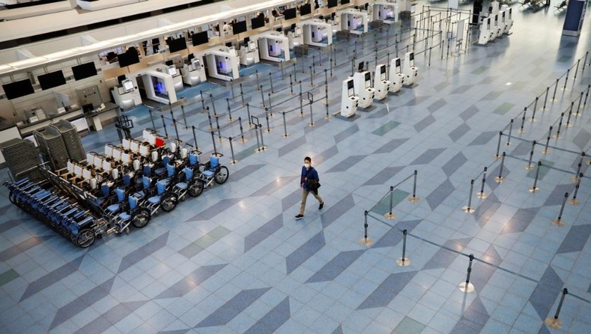Nhà ga khởi hành quốc tế tại Sân bay Haneda (Tokyo, Nhật Bản) vắng vẻ do dịch COVID-19 dù đang trong các kỳ nghỉ Tuần lễ Vàng. Ảnh: ChinaDaily