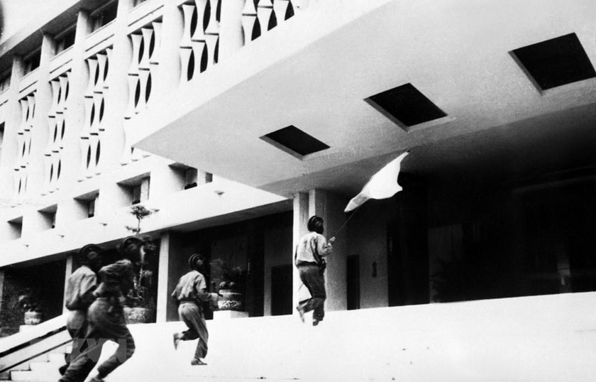 Các chiến sỹ Quân đoàn 2 - Binh đoàn Hương Giang tiến vào cắm cờ trên nóc Phủ Tổng thống Ngụy quyền Sài Gòn lúc 11 giờ 30 phút ngày 30/4/1975. Ảnh tư liệu