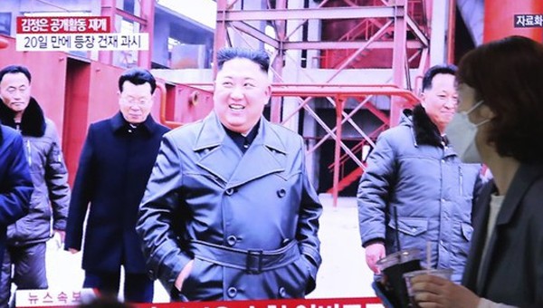 Ông Kim Jong-un trong bản tin về sự kiện cắt băng khánh thành nhà máy phân bón ở một khu vực phía bắc thủ đô Bình Nhưỡng. Ảnh được công bố ngày 2/5.