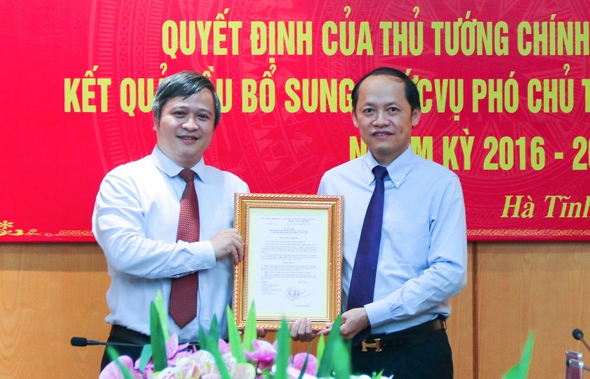 Chủ tịch UBND tỉnh Hà Tĩnh Trần Tiến Hưng trao quyết định và chúc mừng tân Phó Chủ tịch UBND tỉnh Nguyễn Hồng Lĩnh. Ảnh: VGP