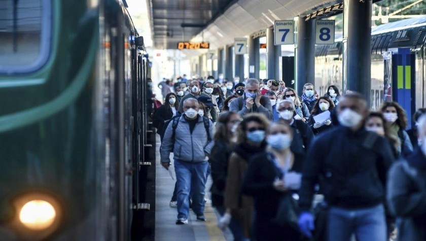 Cảnh đông đúc tại nhà ga xe lửa Cadorna ở Milan, Iatly hôm 4/5/2020. Ảnh: AP