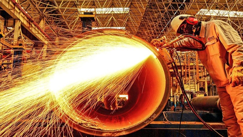 Công nhân cắt một đường ống dẫn dầu tại một nhà máy ở Thanh Đảo, phía đông tỉnh Sơn Đông (Trung Quốc). Ảnh: AFP