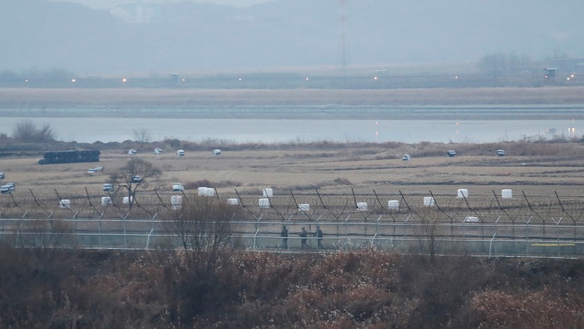 Các binh sĩ Hàn Quốc tuần tra dọc theo hàng rào dây thép gai ở Paju, Hàn Quốc, gần biên giới với Triều Tiên ngày 16/12/2019. Ảnh tư liệu: AP