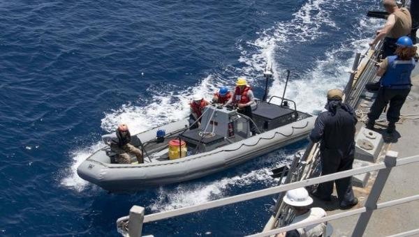 Thủy thủ đoàn khởi hành trên một chiếc thuyền bơm hơi thân cứng truy đuổi tàu chở ma túy. Ảnh: Hải quân Hoa Kỳ.