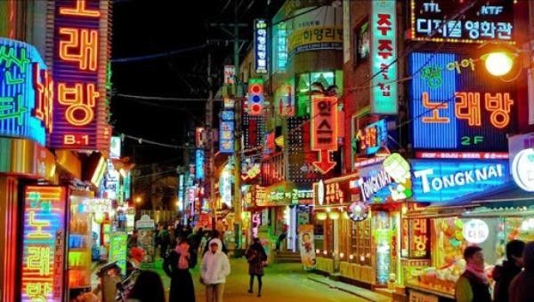 Khu phố ăn chơi nổi tiếng đắt đỏ nhất nhì Seoul có tên Itaewon trước khi có dịch COVID-19. Ảnh: hanquoc9