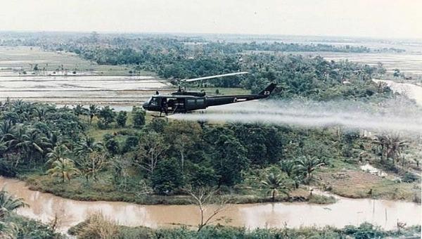 Một máy bay trực thăng Huey của Hoa Kỳ phun chất độc da cam lên Việt Nam. Quân đội Hoa Kỳ đã sử dụng ít nhất 11 triệu gallon chất độc màu da cam tại Việt Nam từ năm 1961 đến năm 1972. Ảnh: Wikimedia Commons