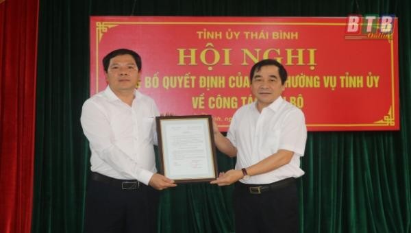 Ông Nguyễn Tiến Thành trao quyết định và chúc mừng ông Trương Thanh Sơn. Ảnh: VGP