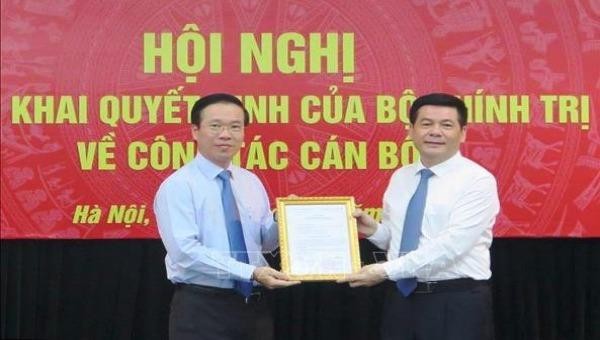 Đồng chí Võ Văn Thưởng trao quyết định cho đồng chí Nguyễn Hồng Diên. Ảnh: VGP