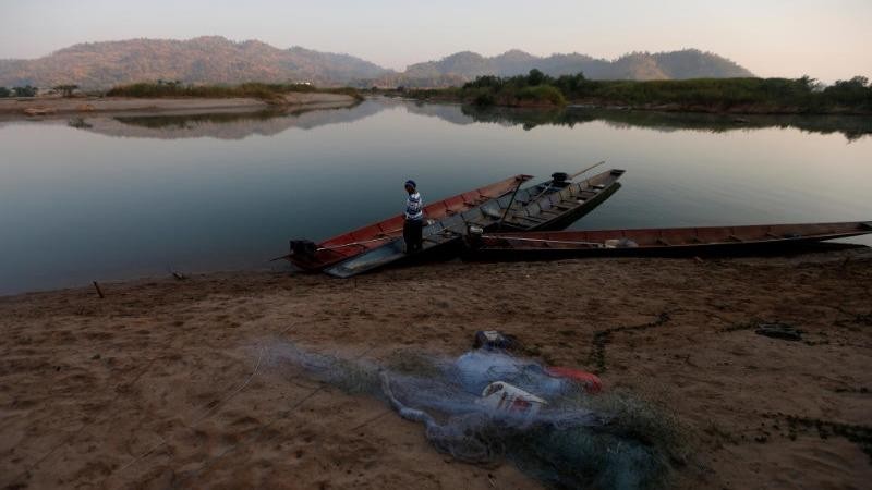 Một ngư dân bên bờ sông Mê Kông ở ngoại ô Nong Khai ngày 10/1/2020. Ảnh: Reuters