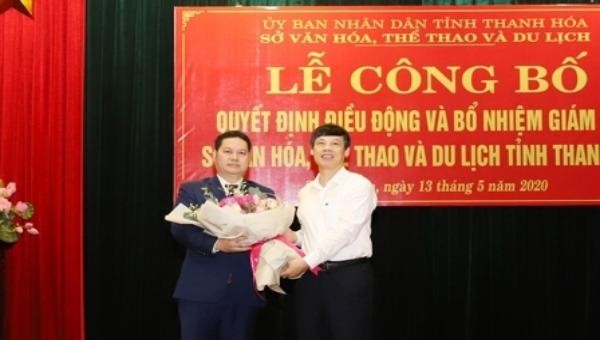 Chủ tịch UBND tỉnh Thanh Hóa Nguyễn Đình Xứng chúc mừng đồng chí Phạm Nguyên Hồng. Ảnh: VGP
