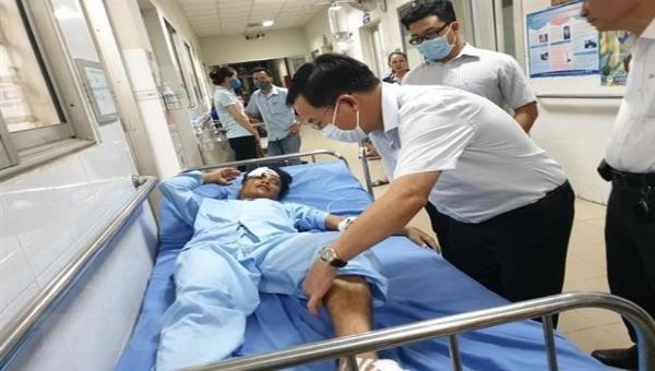 Lãnh đạo Sở Y tế Đồng Nai thăm hỏi những nạn nhân bị thương đang cấp cứu tại bệnh viện. Ảnh: Sỹ Tuyên/TTXVN