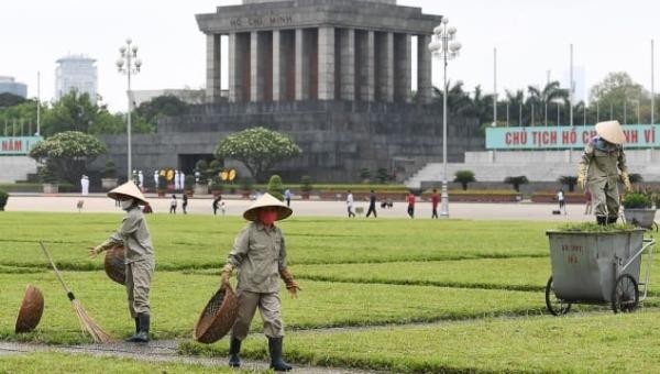 Dọn vệ sinh ở quảng trường bên ngoài lăng Hồ Chí Minh ở Hà Nội vào ngày 13/5/2020 khi các điểm du lịch bắt đầu được mở cửa trở lại. Ảnh: AFP