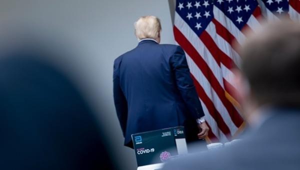 Tổng thống Mỹ Donald Trump rời cuộc họp báo về dịch COVID-19 Vườn được tổ chức tại Vườn hồng của Nhà Trắng ở Washington vào ngày 11/5/2020. Ảnh: AFP