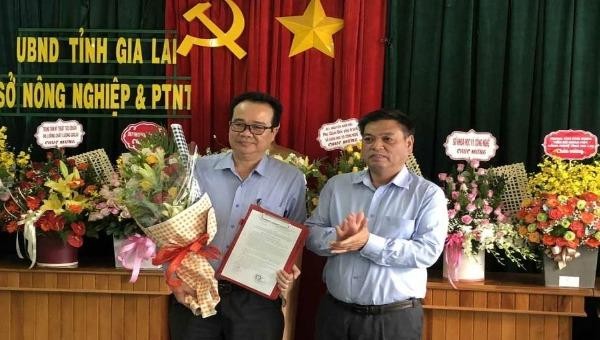 Phó Chủ tịch UBND tỉnh Gia Lai Kpă Thuyên trao quyết định và chúc mừng đồng chí Lưu Trung Nghĩa.