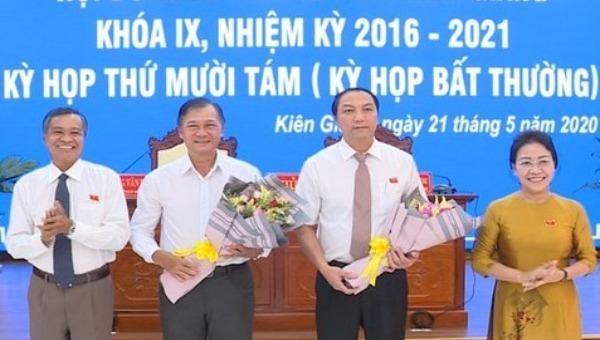Lãnh đạo HĐND tỉnh Kiên Giang chúc mừng các cán bộ được tín nhiệm giao chức vụ mới. Ảnh: VGP