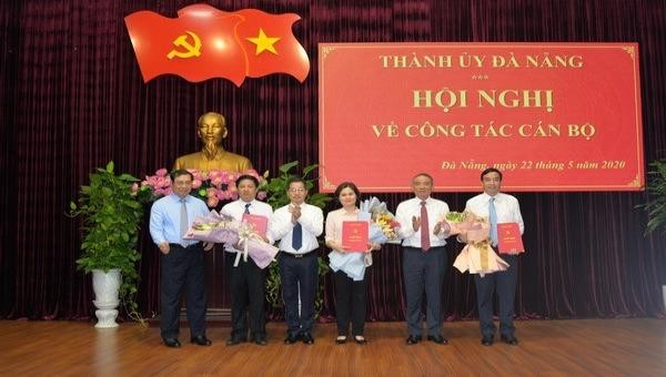 Lãnh đạo TP Đà Nẵng tặng hoa chúc mừng các thành viên được bổ sung vào Ban Thường vụ Thành ủy. Ảnh: VOV