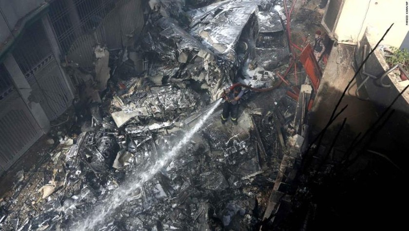 Hiện trường vụ tai nạn máy bay tại Karachi (Pakistan) hôm 22/5. Ảnh: CNN
