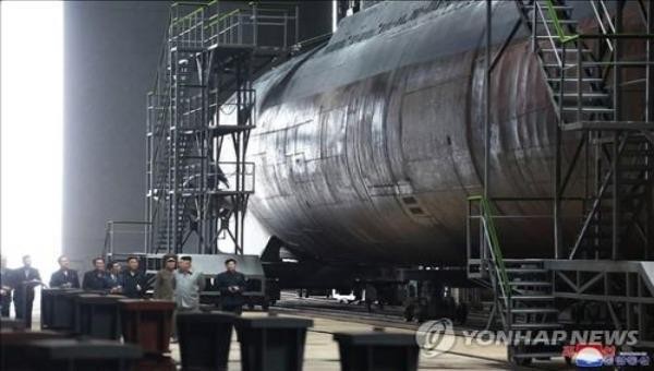 Nhà lãnh đạo Triều Tiên Kim Jong-un (thứ 2 từ phải sang) đang kiểm tra một tàu ngầm mới được chế tạo ngày 23/7/2019. Ảnh: KCNA/Yonhap
