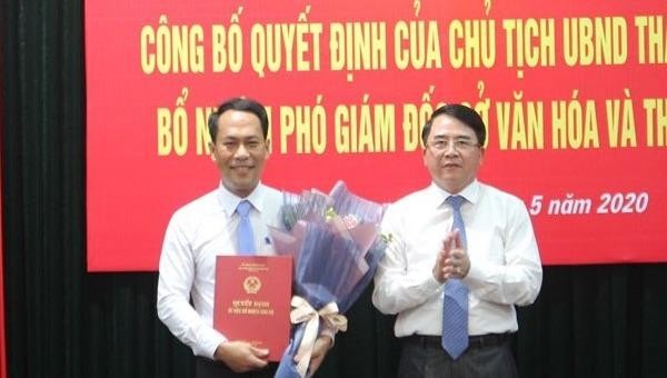 Phó Chủ tịch UBND TP Hải Phòng Lê Khắc Nam trao quyết định và chúc mừng ông Trịnh Văn Tú. Ảnh: VGP