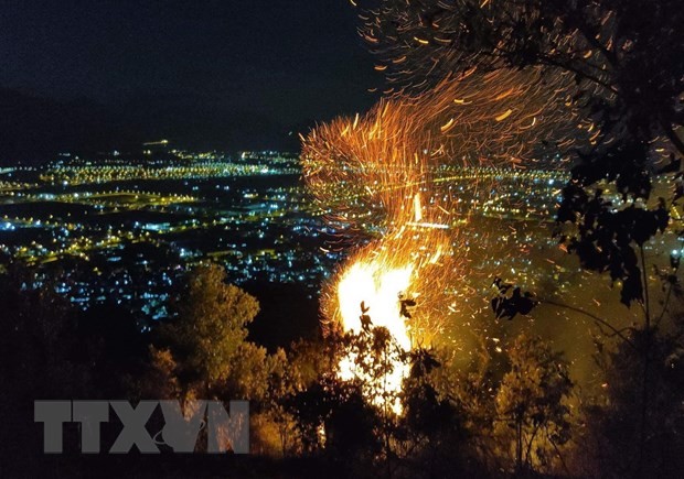 Đám cháy lan rộng ở núi Sọ xã Hòa Sơn, huyện Hòa Vang, TP Đà Nẵng). Ảnh: TTXVN
