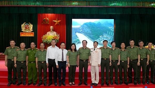 Lãnh đạo Bộ Công an và tỉnh Hòa Bình chúc mừng hai Đại tá vừa được nhận nhiệm vụ mới. Ảnh: VGP