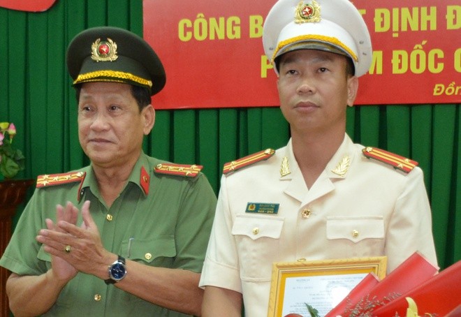 Trung tá Bùi Đức Tài (phải) nhận quyết định bổ nhiệm giữ chức Phó giám đốc Công an Đồng Tháp. Ảnh: VGP