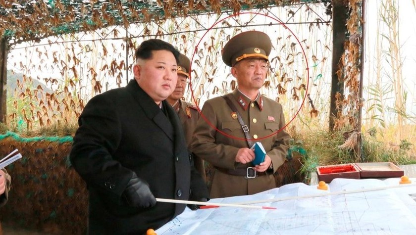 Nhà lãnh đạo Kim Jong-un (bên trái), cùng với tướng Ri Song-guk (phải), khi đó là Tư lệnh Quân đoàn 4, kiểm tra một đơn vị pháo binh tiền tuyến vào tháng 11/2016. Ảnh: Đài Truyền hình Trung ương Triều Tiên/Yonhap