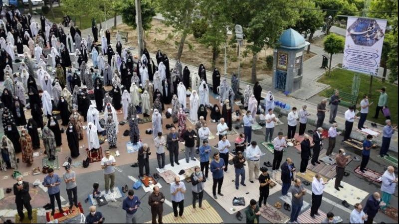 Người Iran tham gia buổi lễ cầu nguyện Eid-al Fitr tại Teheran, vào ngày 24/5/2020. Ảnh: EPA-EFE