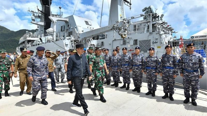 Tổng thống Indonesia thị sát tàu chiến tại vùng biển Natuna tháng 1 năm 2020 (Nguồn: tribunnews)