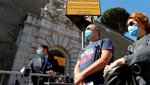 Những dân xếp hàng chờ vào Bảo tàng Vatican trước khi mở cửa trở lại trong bối cảnh dịch COVID-19 lan rộng ở Rome (Italy) ngày 1/6/2020. Ảnh: Reuters