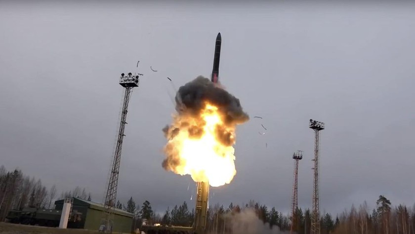 Phóng tên lửa đạn đạo xuyên lục địa. Ảnh: Cơ quan báo chí Quốc phòng Nga/AP