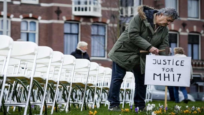 Người thân của các nạn nhân trong vụ tai nạn MH17 tổ chức một cuộc biểu tình im lặng tại La Hay (Hà Lan) hôm 8/3/2020. Ảnh: EPA