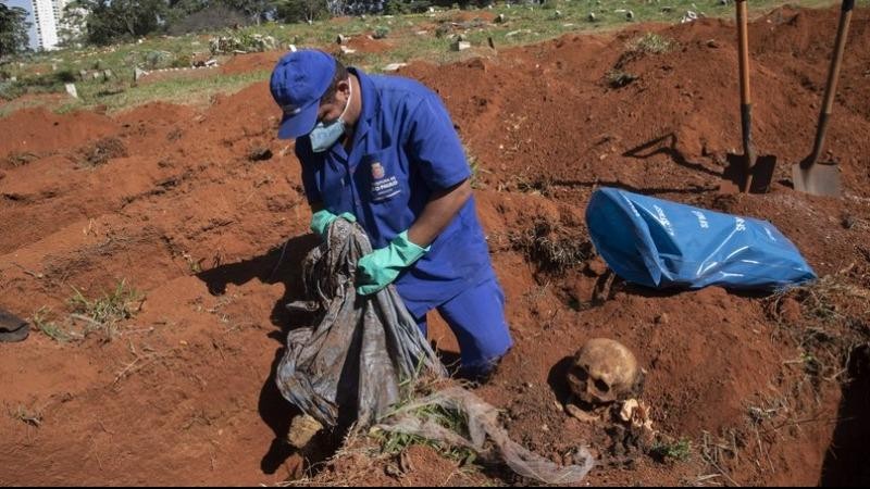 Một nhân viên nghĩa trang khai quật thi thể đã được chôn cất ba năm trước tại nghĩa trang Vila Formosa ở Sao Paulo, Brazil hôm 12/6/2020. Ảnh: AP