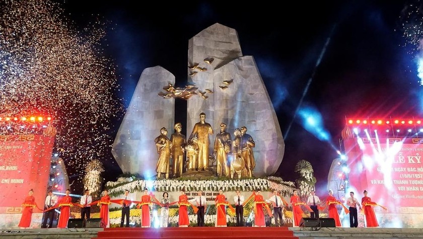 Nghi thức cắt băng khánh thành Tượng đài “Chủ tịch Hồ Chí Minh với Nhân dân Quảng Bình”. Ảnh: VGP