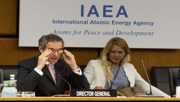 Ông Rafael Grossi (bên trái), Tổng Giám đốc IAEA, khai mạc phiên họp trực tuyến của Hội đồng Điều hành IAEA ngày 15/6/2020. Ảnh: AFP