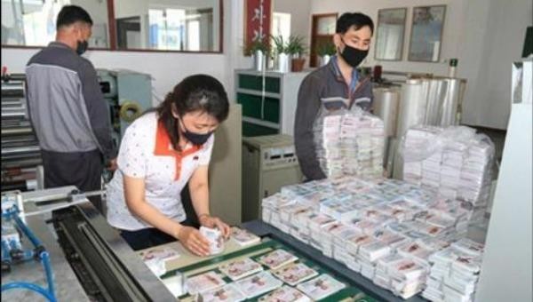 Các công nhân Triều Tiên đang xử lý các tờ rơi tuyên truyền chống Seoul tại một cơ sở in ấn. Ảnh: Yonhap