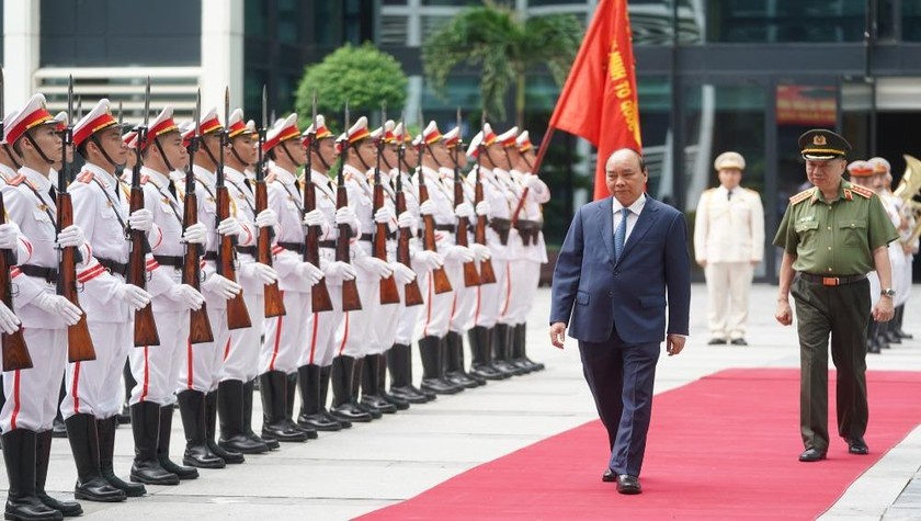 Thủ tướng Nguyễn Xuân Phúc duyệt Đội danh dự Công an nhân dân. Ảnh: VGP/Quang Hiếu