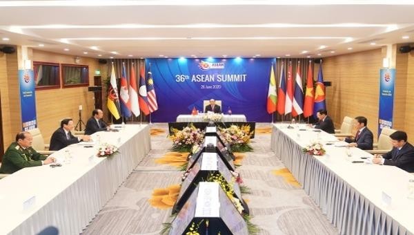 Thủ tướng Chính phủ Nguyễn Xuân Phúc chủ trì Hội nghị Cấp cao ASEAN 36 theo hình thức trực tuyến. Ảnh: VGP/Quang Hiếu