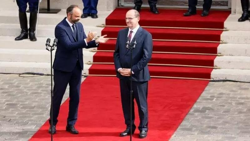 Tân Thủ tướng Pháp (phải) nhận chuyển giao quyền lực. Ảnh: Le Monde