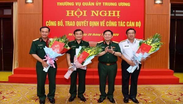 Đại tướng Ngô Xuân Lịch chúc mừng ba tân Thứ trưởng Bộ Quốc phòng.